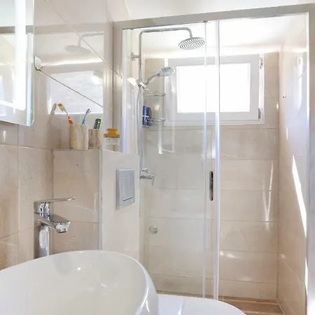 Rustic Stone House Bajeli With Jacuzzi בית הארחה 4*