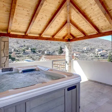 Rustic Stone House Bajeli With Jacuzzi בית הארחה 4*