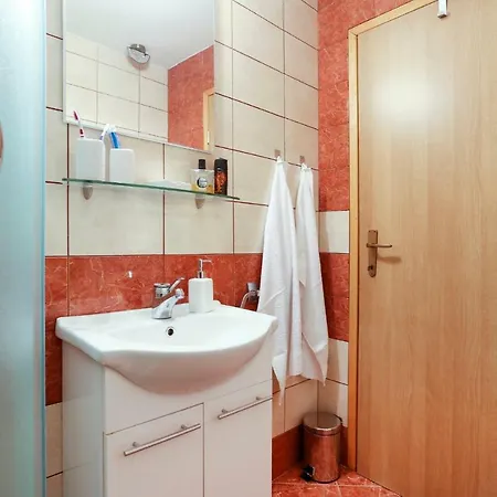 Rustic Stone House Bajeli With Jacuzzi בית הארחה 4*