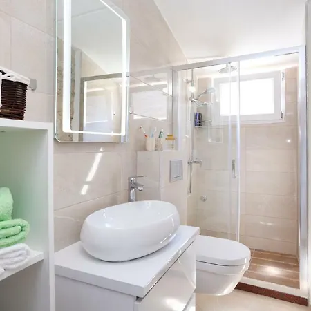 Rustic Stone House Bajeli With Jacuzzi בית הארחה 4*