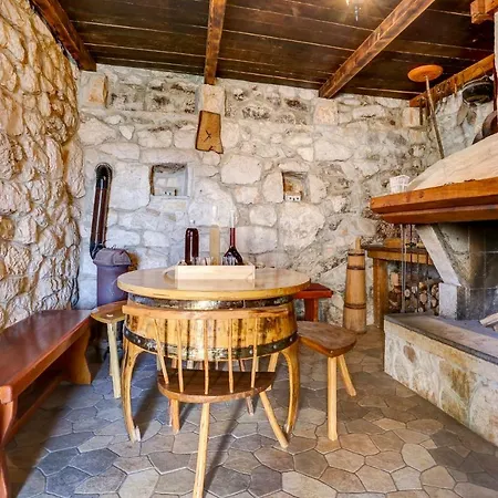 בית הארחה Rustic Stone House Bajeli With Jacuzzi 4*